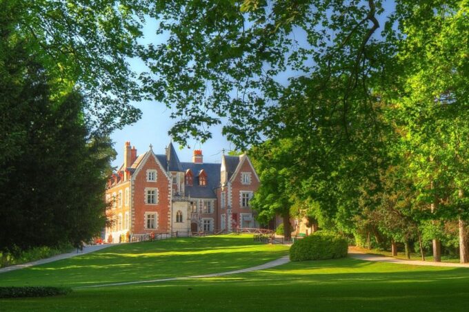 Mont Saint-Michel & Chateaux Country 3-Day Tour From Paris - Frequently Asked Questions