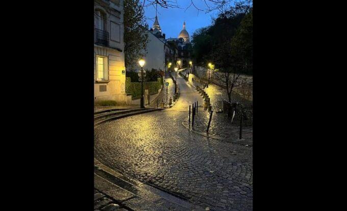 Montmartre for Art Lovers - Fun Walking Tour With Billy. - Drawing Session in Montmartre