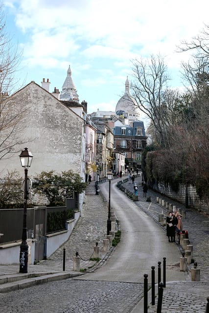 Montmartre for Art Lovers - Fun Walking Tour With Billy. - Exploring Montmartre Cemetery and Sacré Coeur