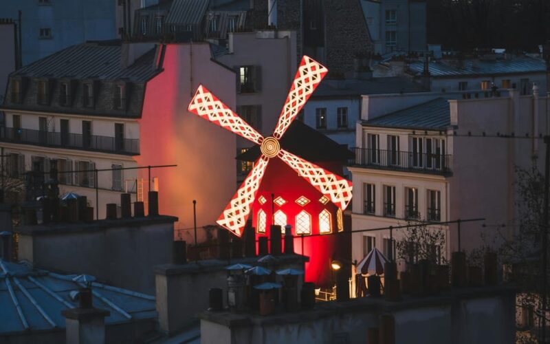 Montmartre Walking Tour With Smartphone App - Interactive Exploration