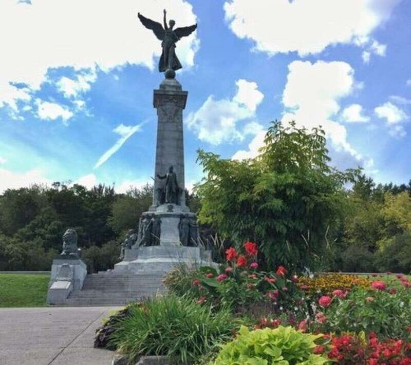 Montreal : Downtown & Underground Walking Tour with a Guide - Key Points