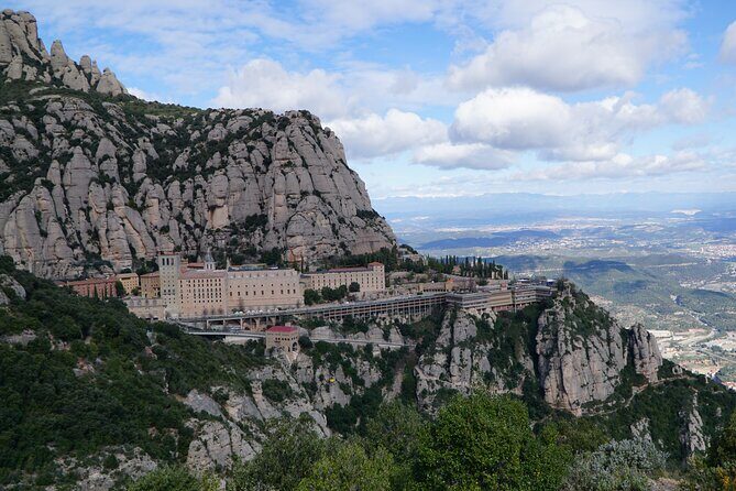 Montserrat Day Trip with Lunch and Wine Tasting from Barcelona - Why Choose This Montserrat Day Trip?