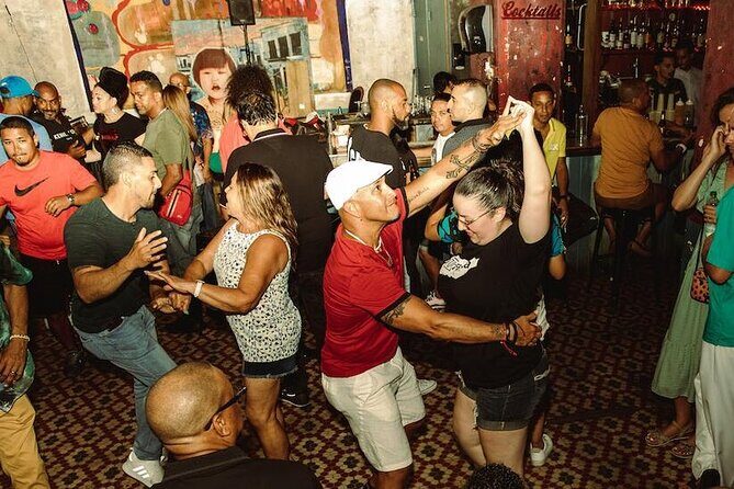 Moonlight Beginner Salsa Class in San Juan - Who Should Consider This Experience?