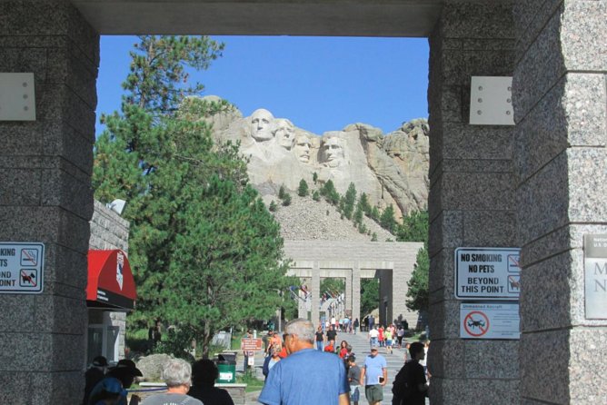 Mount Rushmore and Black Hills Tour With Two Meals and a Music Variety Show - Meal Inclusions