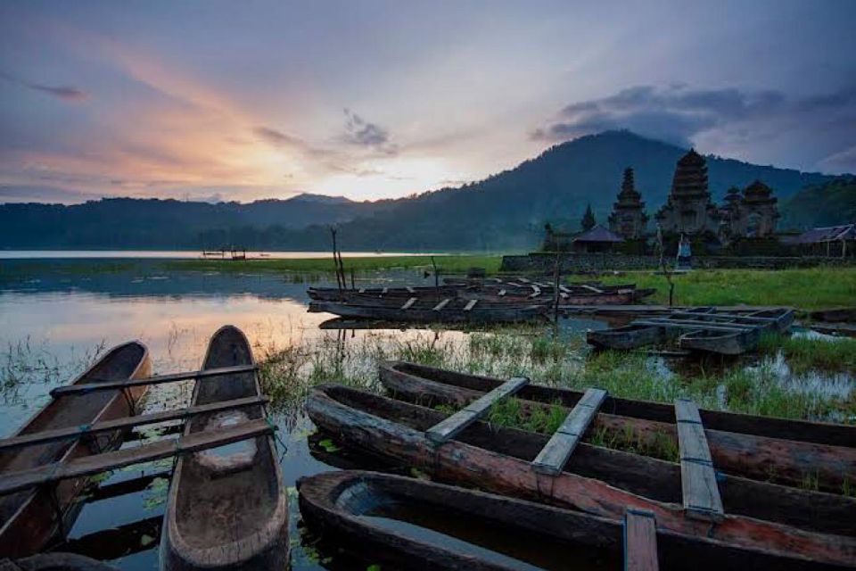 Munduk: Rainforest Tamblingan Lake Trekking & Canoeing - Canoeing Experience