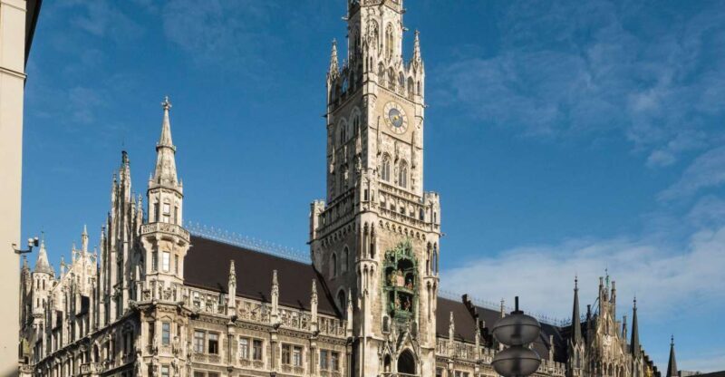 Munich: Guided Tour of the historic Town Hall on Marienplatz - Analyzing the Value