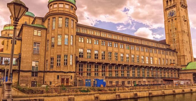 Munich Private Guided Walking Tour With Deutsche Museum - Tour Language Options