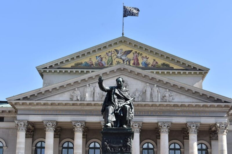 Munich: Walking Tour Highlights of the Old Town in English - Key Points