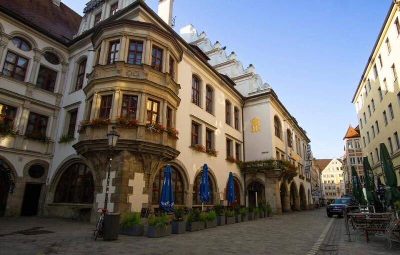 Munich: Walking tour of the old town with all your senses - Authentic stories and unique sights