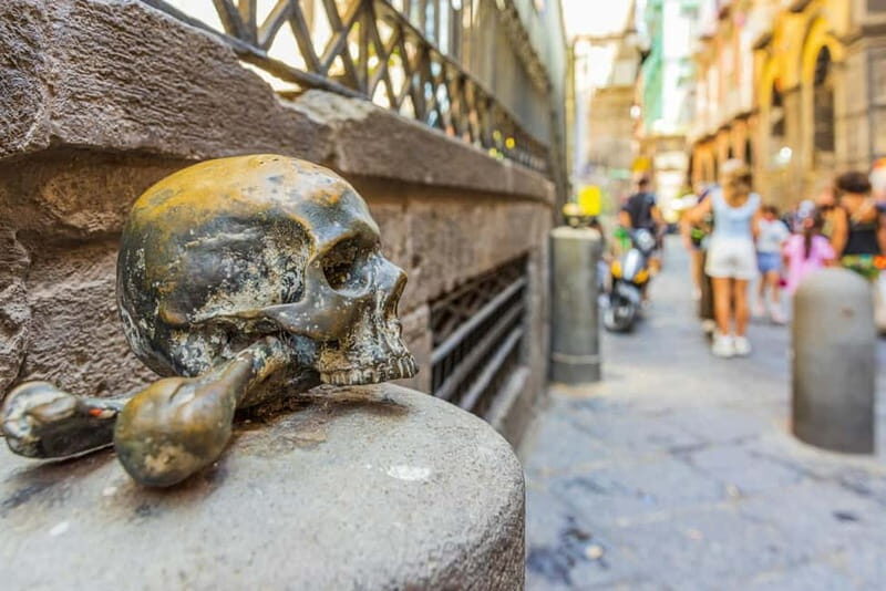 Naples behind the scene walking guided tour - The Experience in Context