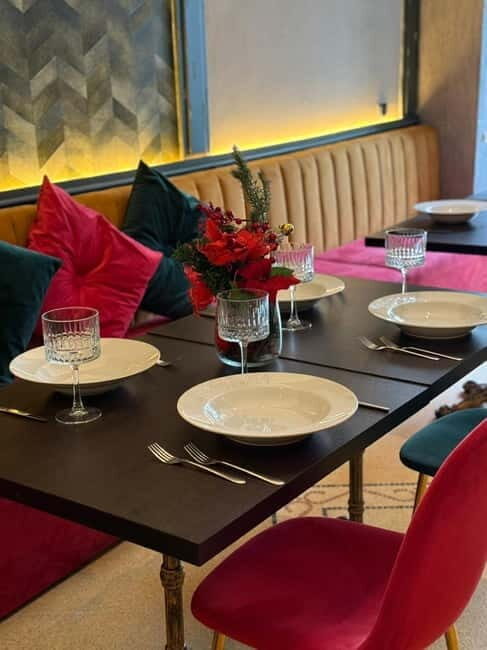 Naples: Dinner show, Tradition & Music with a glass of wine - An Evening of Culture and Entertainment in Naples