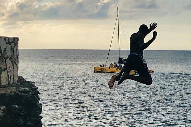 Negril One Love Bus Bar Crawl - Interactions and Atmosphere