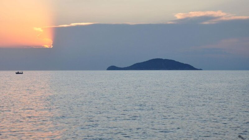 Neos Marmaras: Sunset West Sithonia Islets Sailboat Tour - FAQ