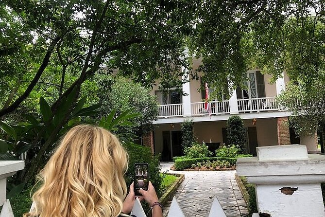 New Orleans City and Cemetery Tour With Garden District Stroll - Exploring the French Quarter