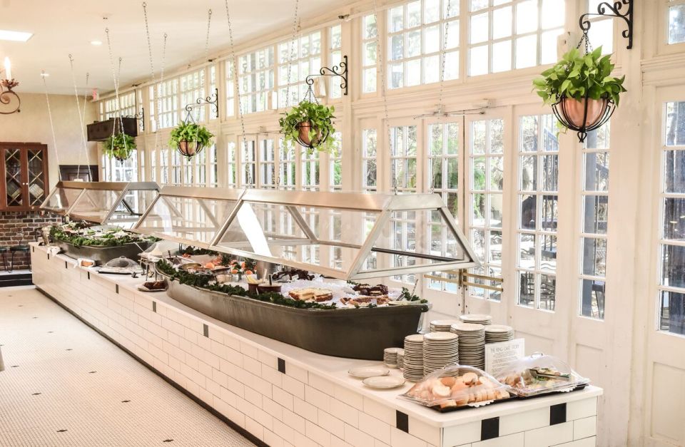 New Orleans: Court of Two Sisters Jazz Brunch Buffet - Guaranteed Seating in Courtyard