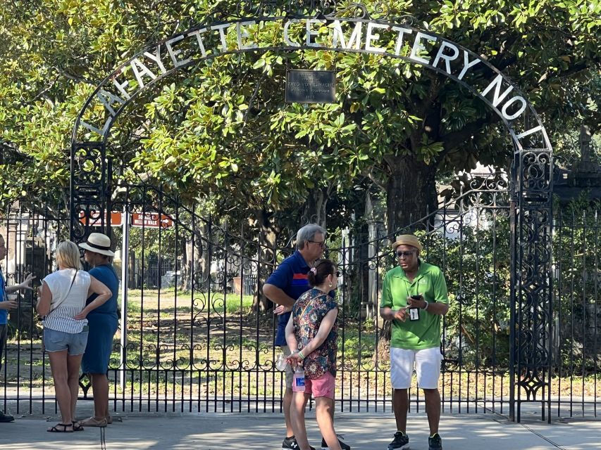 New Orleans : Garden District Architecture Walking Tour - Colonial House Architecture