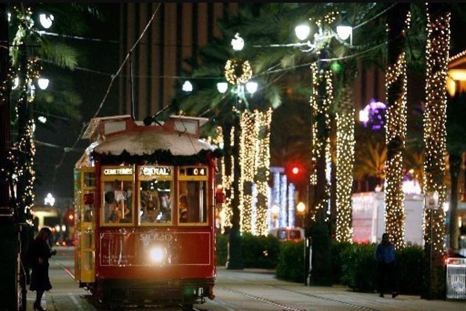 New Orleans Jingle Bells, Booze, History, Paranormal and Voodoo Walking Tour - Paranormal Experiences