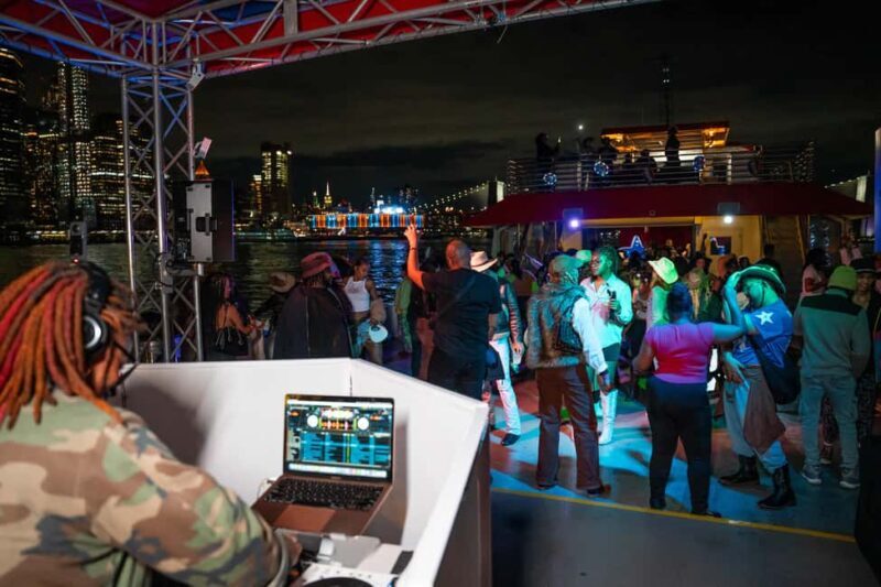 New York City: Sip 'N Groove Evening Cruise with Live DJ - Who Should Book This?