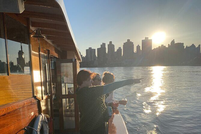 New York Urban Wildlife Sunset Boat Tour - Key Points