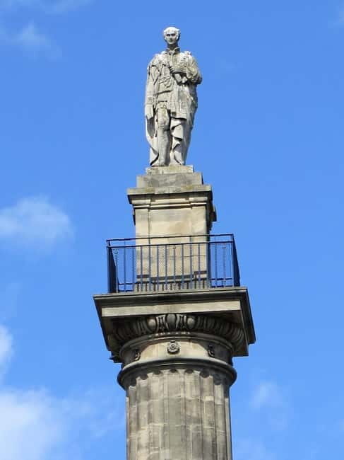 Newcastle Revealed Tour: History, Bridges and Secrets in Spanish - Bridges, The River, and Modern Transformation