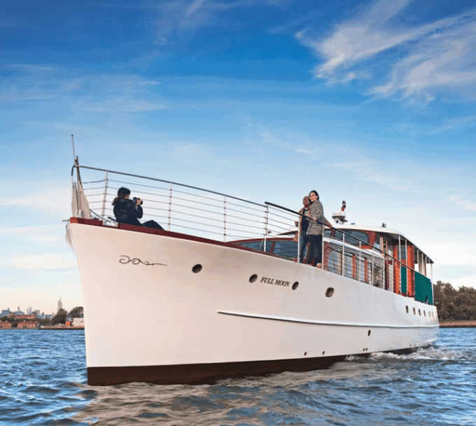 Newport: Narragansett Bay Classic Yacht Cruise on Full Moon - Narration and Sightseeing Opportunities