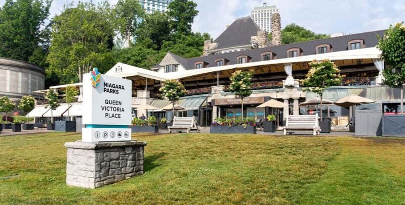 Niagara Falls: Light up the Falls + Dinner Walking Tour - The Sum Up