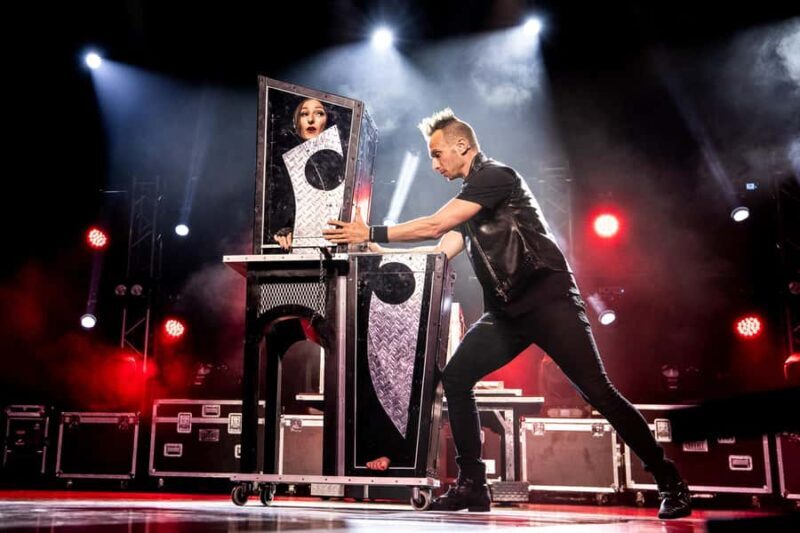 Niagara Falls, USA: Magic Theatre - Illusionist Leon Etienne - Engaging Meta Description:  