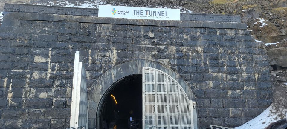 Niagara Falls: Winter Wonderland Multinational Excursion - Crossing the Border