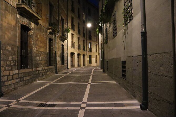 Night Tour Dark Secrets and Legends of Pamplona - The Storytelling and Atmosphere