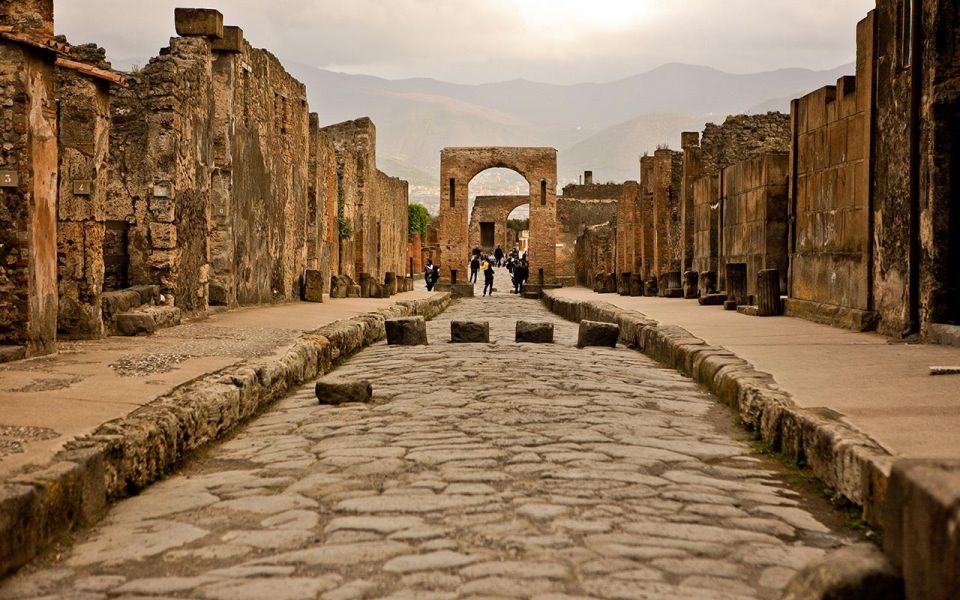 Night Transfer From Naples to Pompeii (Or Viceversa) - Key Points