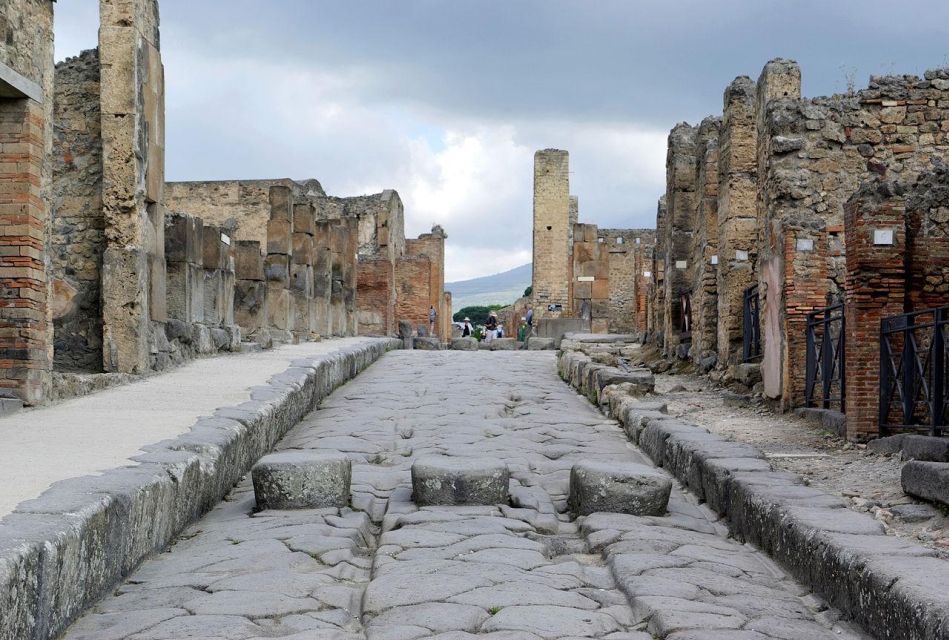 Night Transfer From Naples to Pompeii (Or Viceversa) - Vehicle Features and Amenities