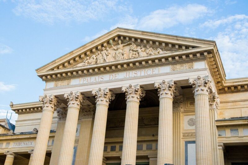 Nimes: Private Walking Tour of the Historical Center - Discovering the Temple De Diane and Jardin De La Fontaine