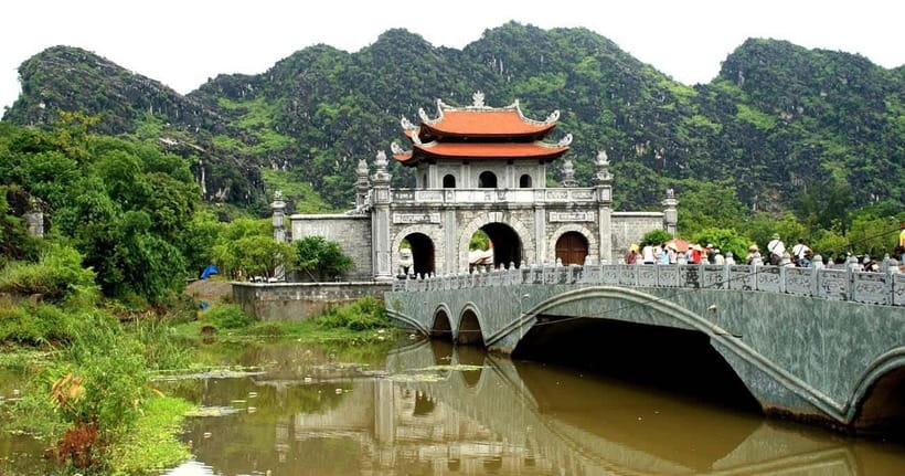 Ninh Binh: Bai Dinh Pagoda, Trang An and Mua Cave Day Tour - Scenic Boat Cruise in Trang An