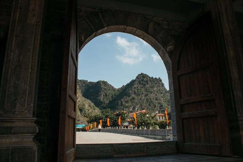 Ninh Binh: Hoa Lu, Trang An, and Mua Cave Day Tour - Scenic Experiences at Mua Cave