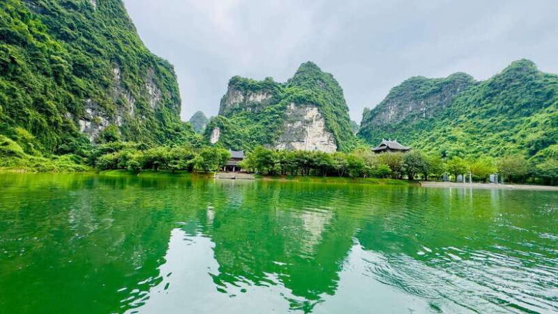 Ninh Binh: Travel to Hoa Lu & Trang an With Small Group Tour - The Beauty of Trang An Scenic Landscape