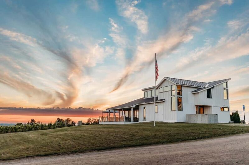 NON BUS Traverse City Leelanau Peninsula Sunset Wine Tour - Key Points