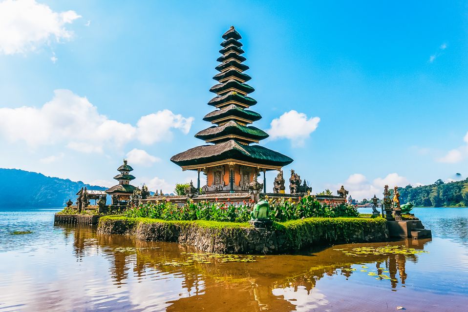 North Bali: Sunrise Tour With Dolphins, Waterfalls & Temples - Visiting Ulundanu Bratan Temple