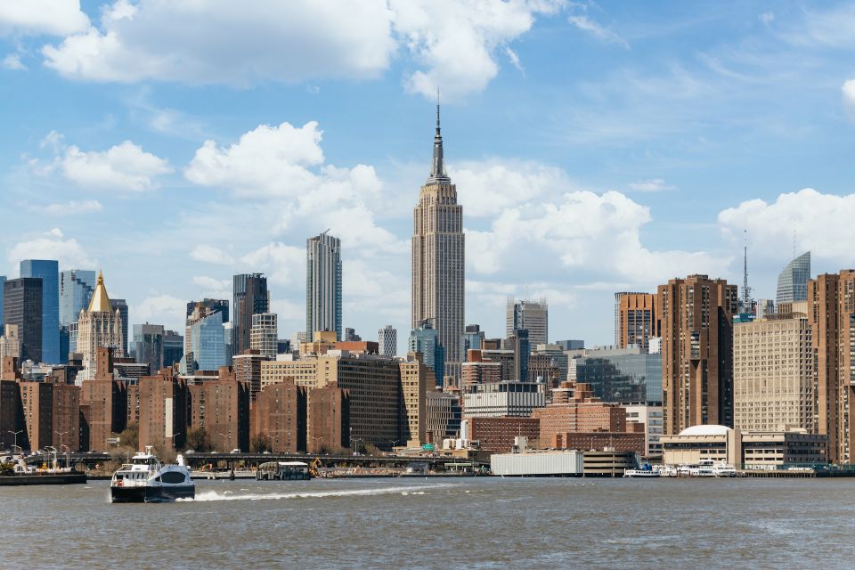NYC: Circle Line Landmarks Cruise Skip-The-Box-Office - History Revealed by Local Tour Guide