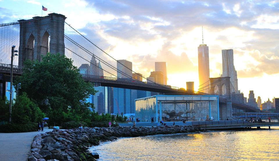 NYC: Dumbo, Brooklyn Heights, and Brooklyn Bridge Food Tour - Iconic Landmarks