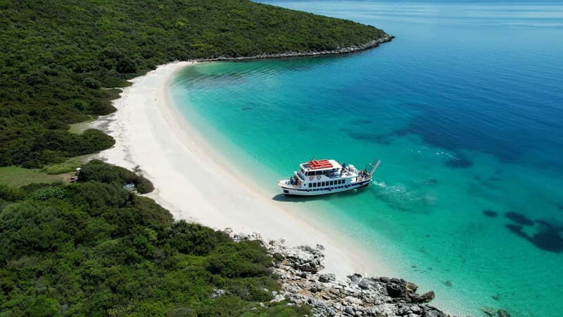 Nydri: Island Hopping Boat Cruise with Beach BBQ Lunch - Key Points