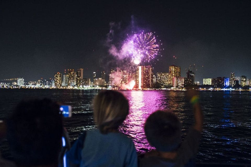Oahu: Waikiki Friday Night Fireworks Cruise - Overview