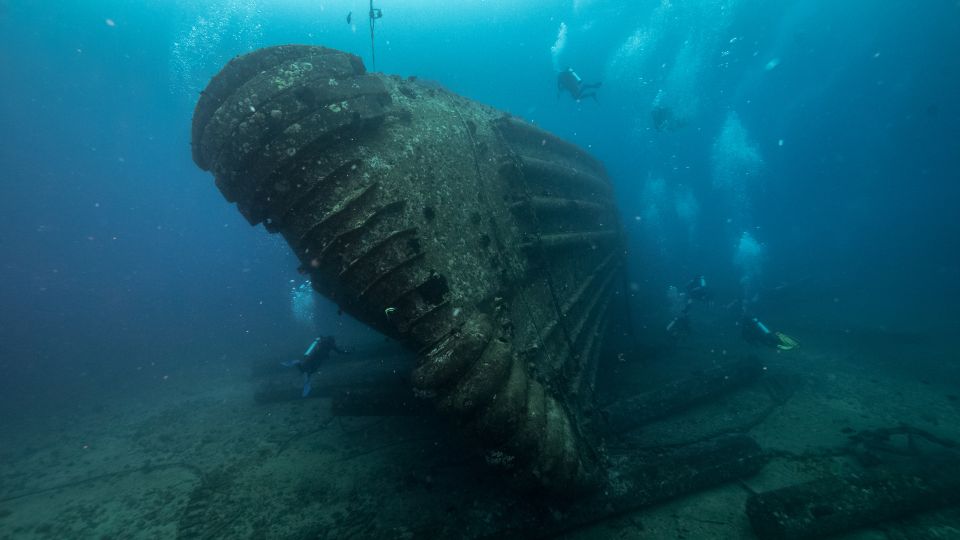 Oahu: Wreck & Reef Scuba Dive for Certified Divers - Dive Gear Included