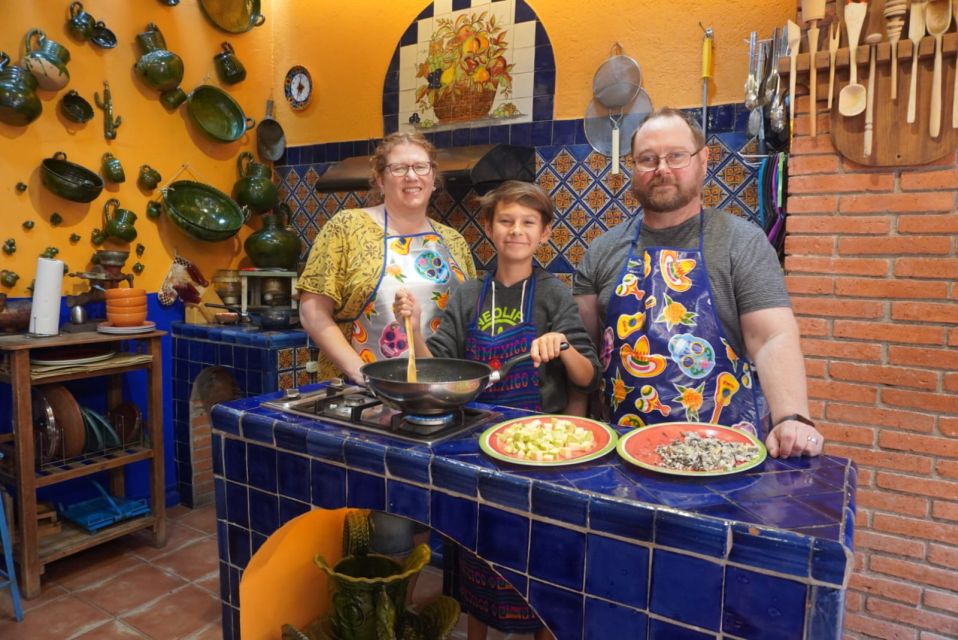 Oaxaca: Traditional Oaxacan Cooking Class With Market Visit - Selecting the Finest Ingredients