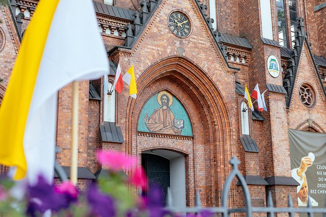 Off the Beaten Track in Warsaw: Private City Tour - Engaging With a Local Guide