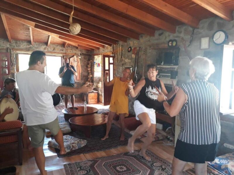 Olive Tasting & Rustic Lunch in Country Home With Live Music - Live Music Entertainment