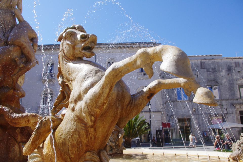 Ortigia: Private Walking Tour and Boat Trip - Touring the Jewish Quarter and Fountain