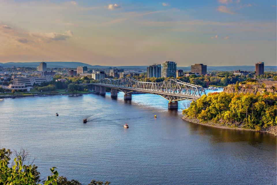 Ottawa: City Exploration Game and Tour - Navigating the City