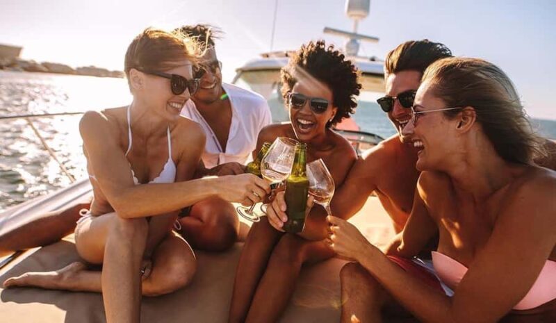 Ottawa: Downtown Yacht Cruise - Thur-Sun - 6 PM to 7 PM - Who Will Love This Cruise?