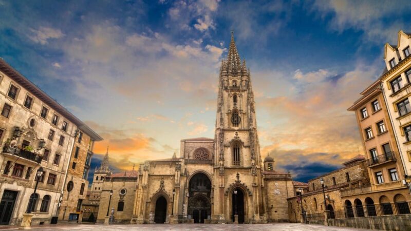 Oviedo: Cathedral Guided Tour - Sancta Ovetensis and Significant Relics