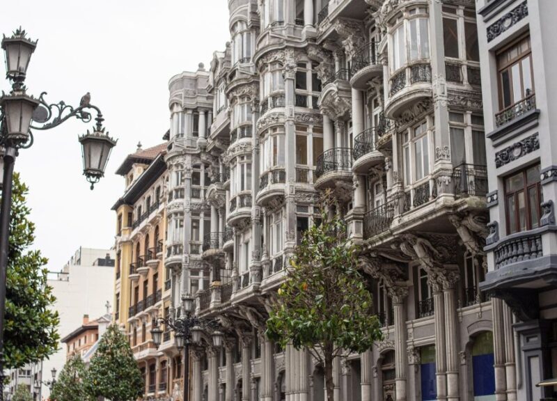 Oviedo : Walking tour of the Historic Center - Exploring the Charm of Plaza del Fontán